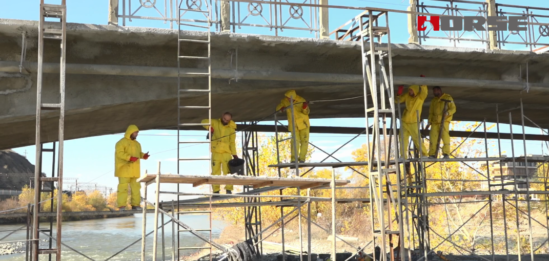 Reinforced Exposed Concrete Bridge With Carbon Fiber Strip